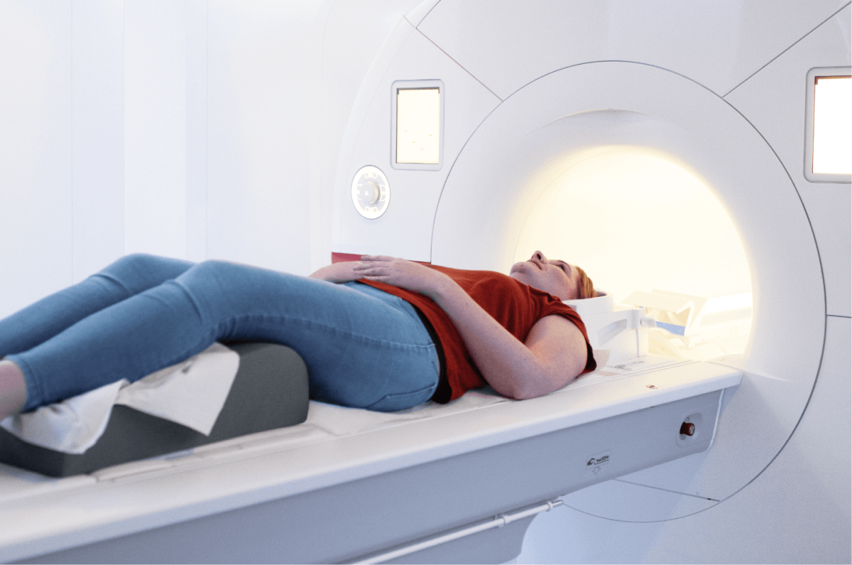 Unsere Orthopädie in Düsseldorf hat eine hauseigene Radiologie, ausgestattet mit den modernsten bildgebenden Geräten wie MRT, CT, Digitales Röntgen (DR), Ultraschalldiagnostik und Knochendichtemessung.